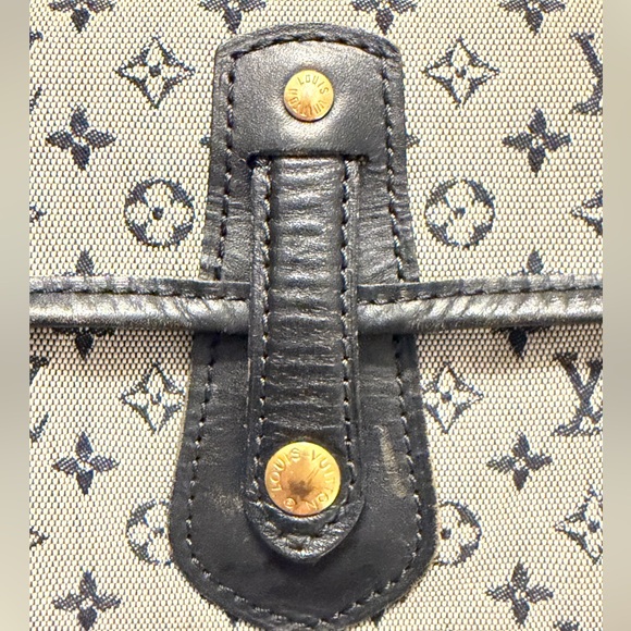 Authentic LOUIS VUITTON Monogram Mini
Buzas Marie Kate Bag Blue - Picture 9 of 12